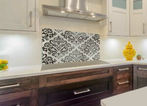 Szkło hartowane na ścianie w kuchni